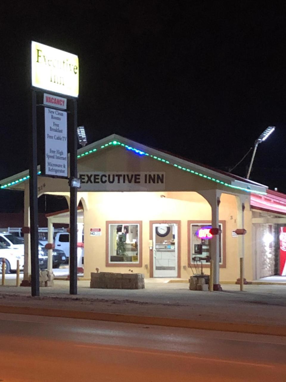 Executive Inn Snyder ภายนอก รูปภาพ